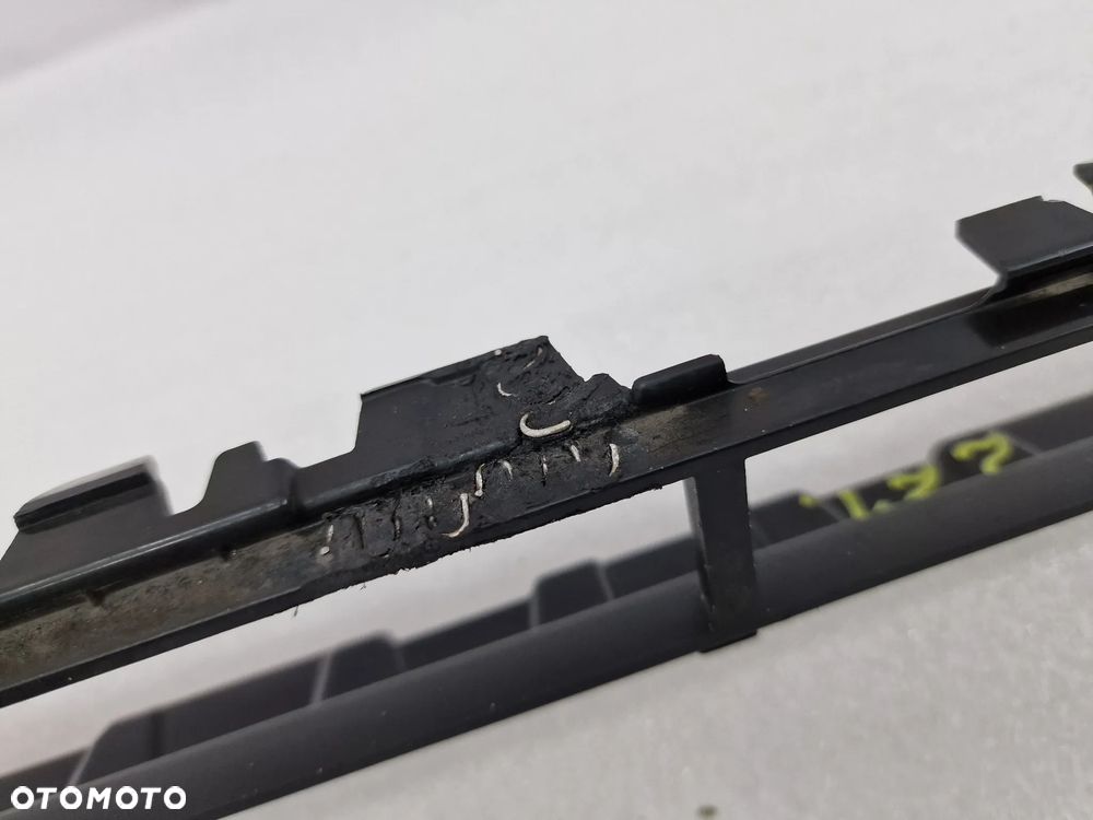 AUDI A3 8V3 8V S-LINE KRATKA ŚRODKOWA ZDERZAKA PRZEDNIEGO PRZÓD , NR 8V3807647 , NR AUKCJI KR221 - 14