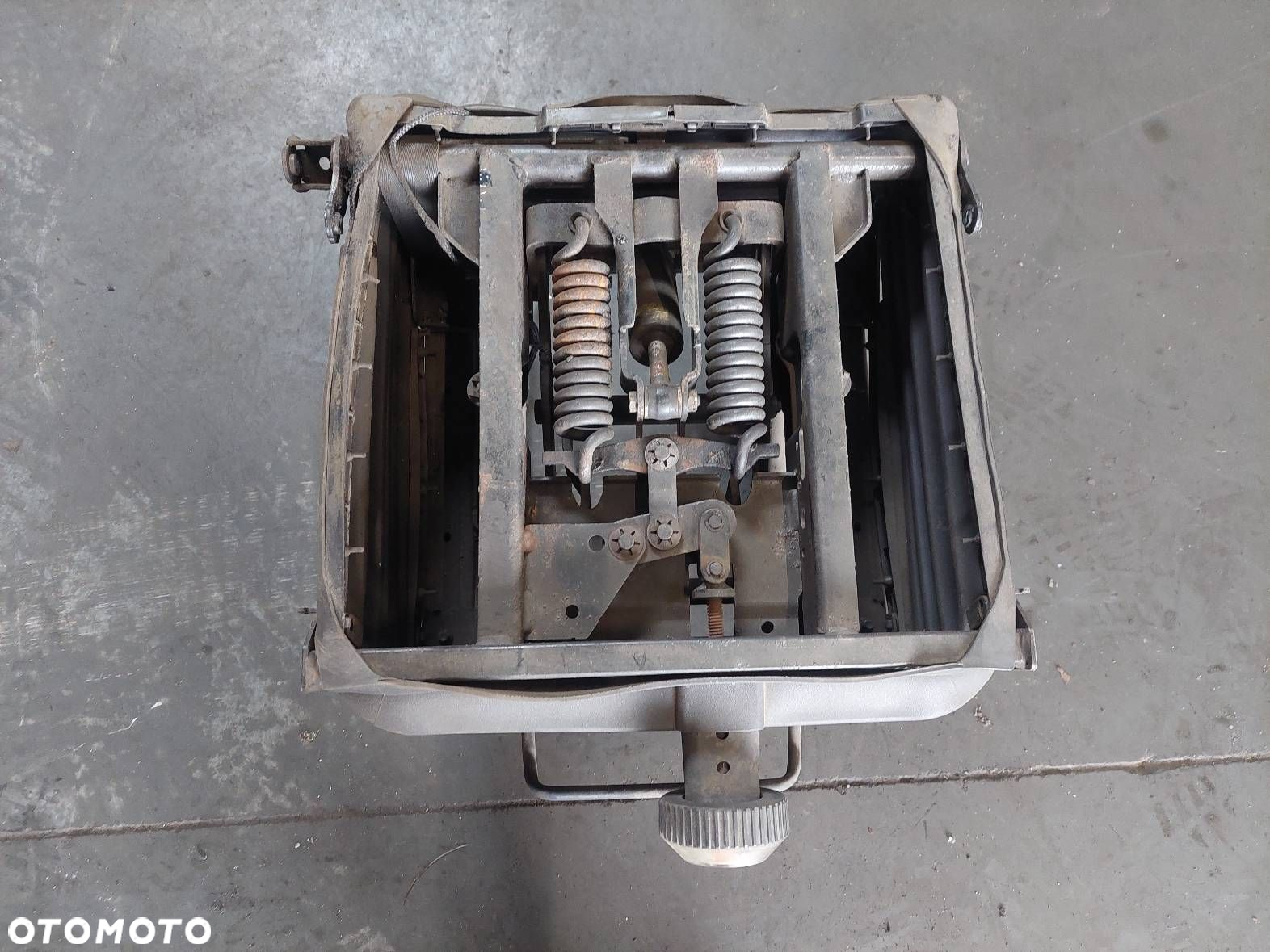 PODSTAWA FOTELA LEWY PRZÓD KIEROWCY IVECO DAILY IV LIFT 19- - 2