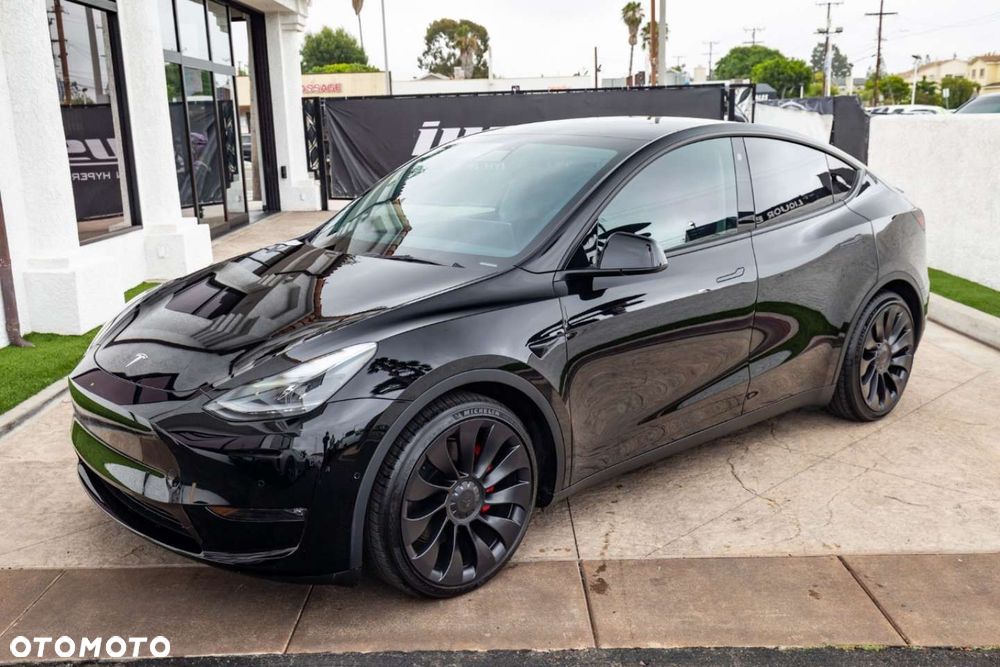 Tesla Model Y - 3