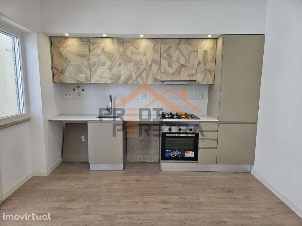 Situado na Amadora/Venteira, T2+1 totalmente remodelado. - Grande imagem: 3/28