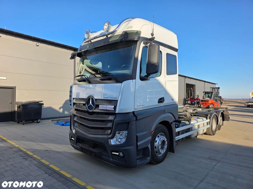 Mercedes-Benz ACTROS - 1