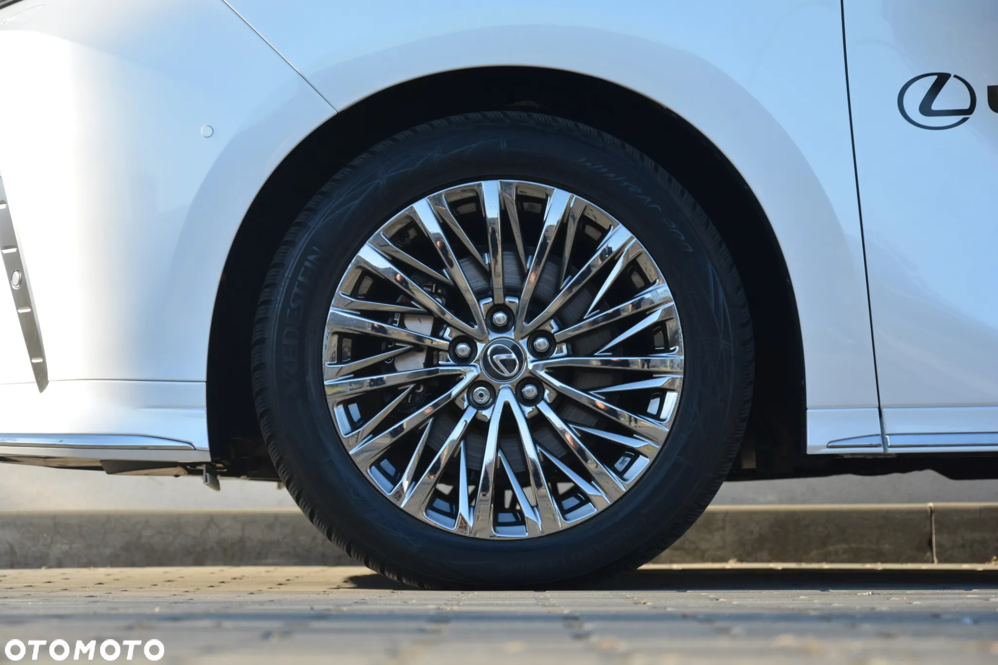 Lexus LM 350h Prestige - 9