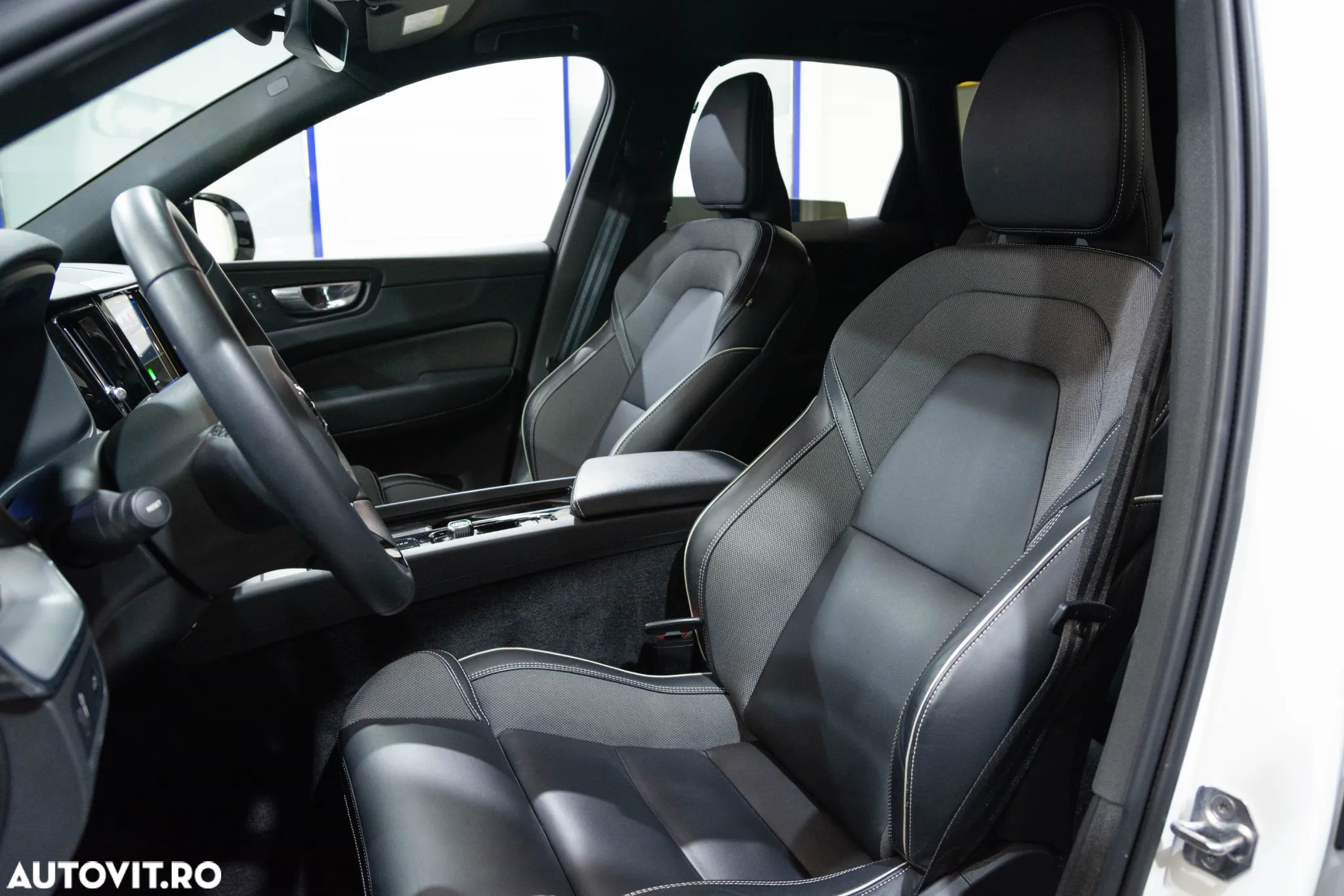 Volvo XC 60 B4 MHEV AT FWD Plus Dark - 6