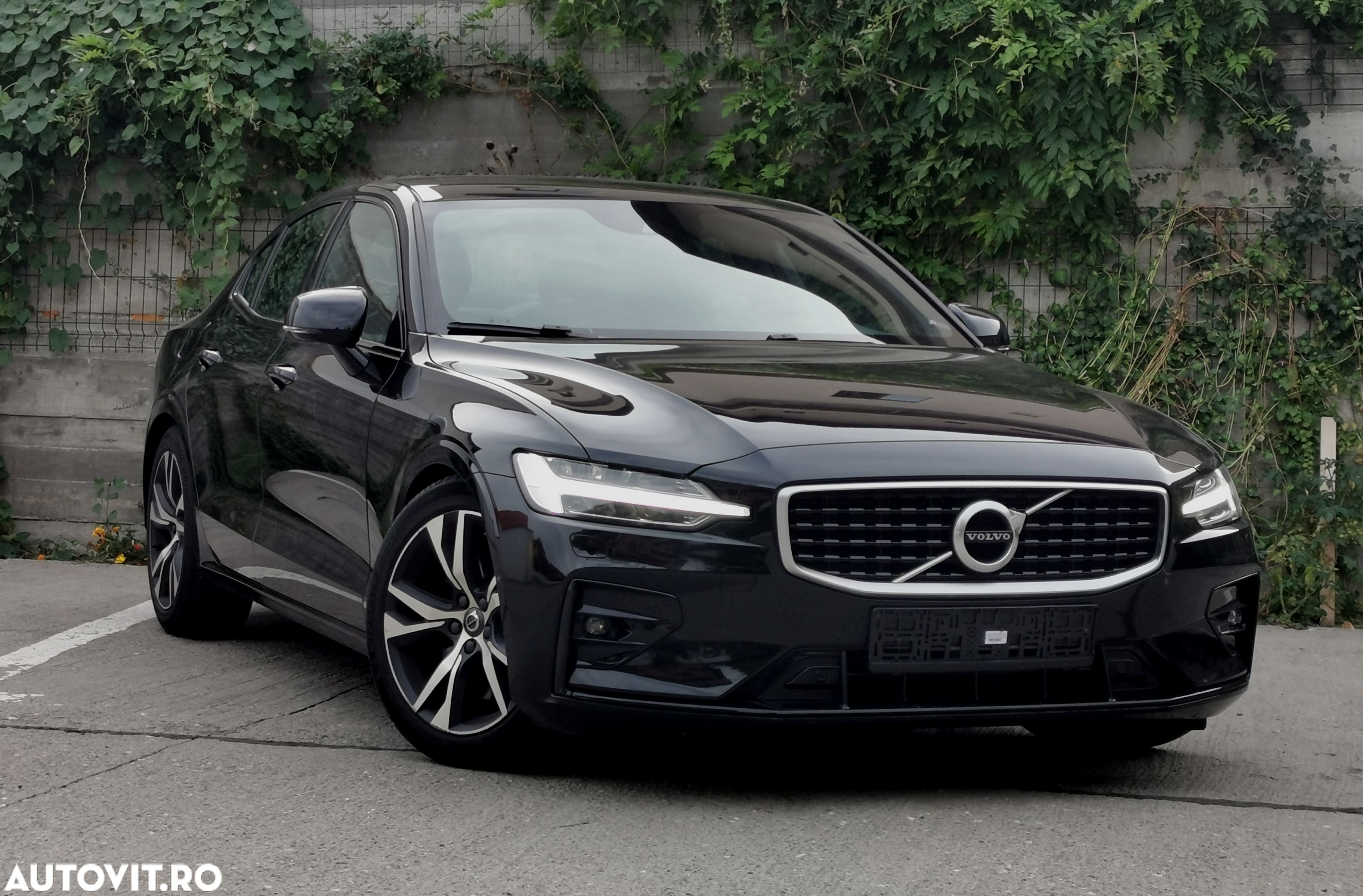 Volvo S60 T5 R-Design - 1