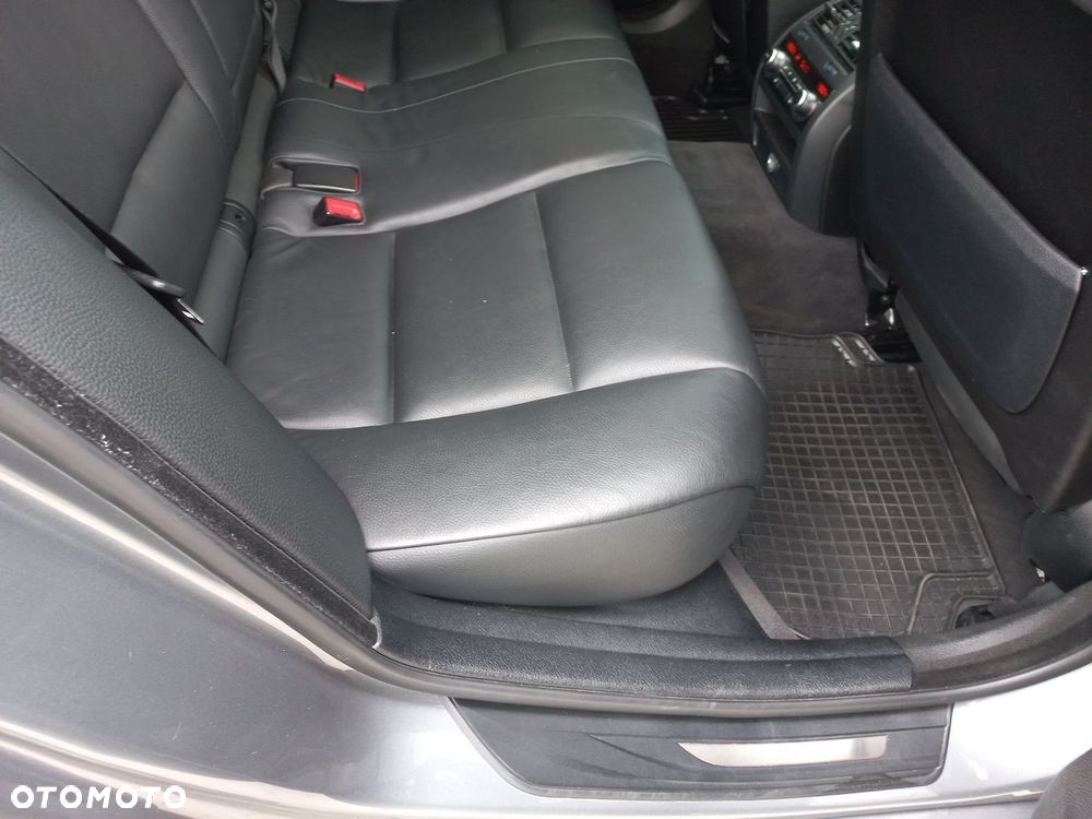 BMW Seria 5 550i - 11