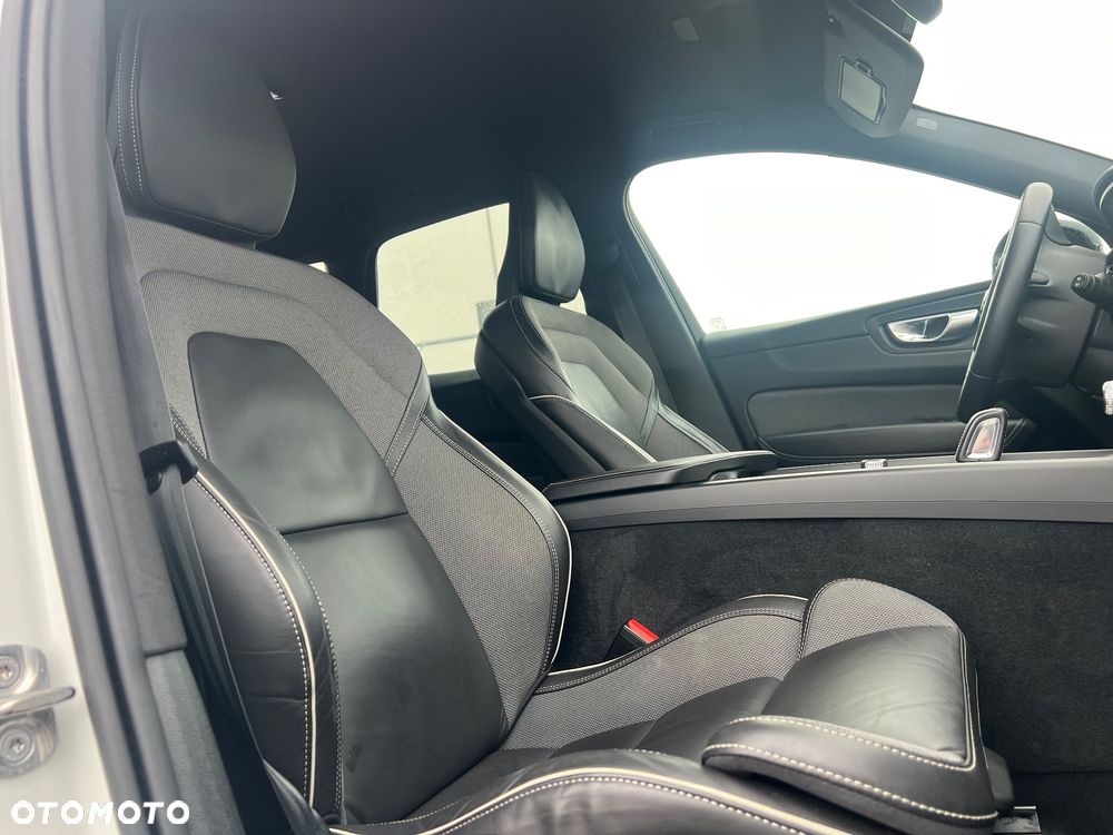 Volvo XC 60 B4 D AWD Plus Dark - 17