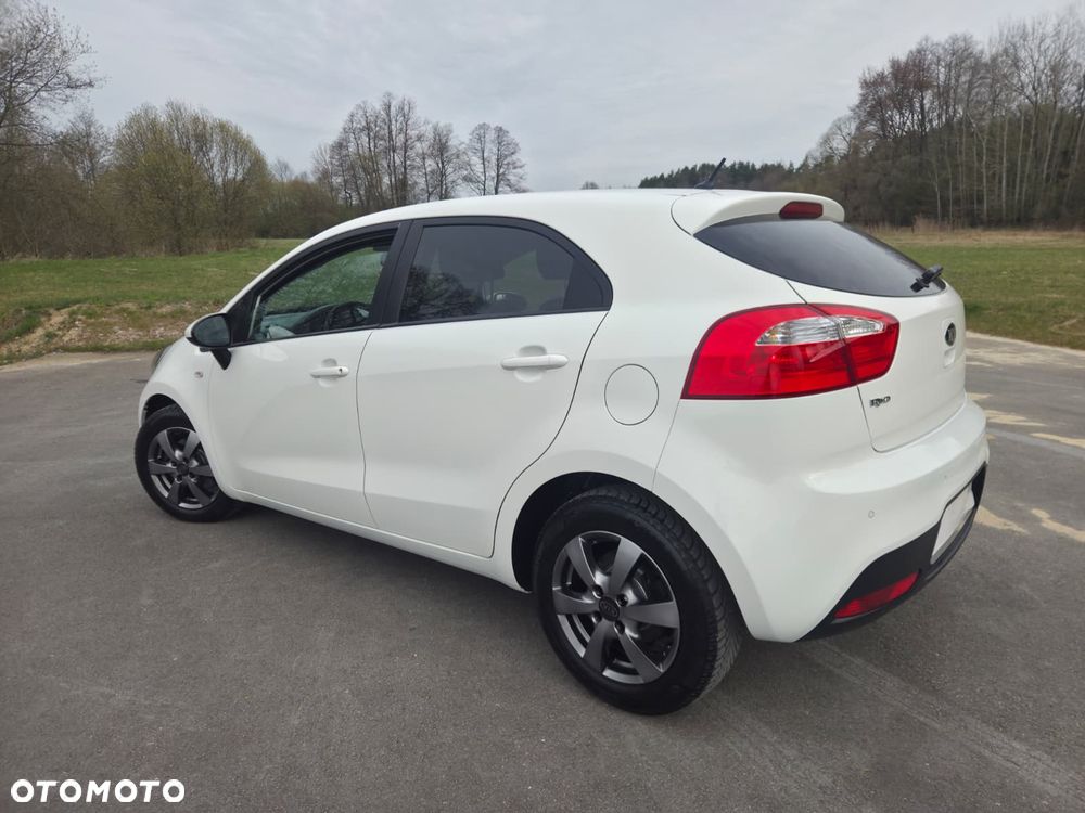 Kia Rio 1.2 L - 8