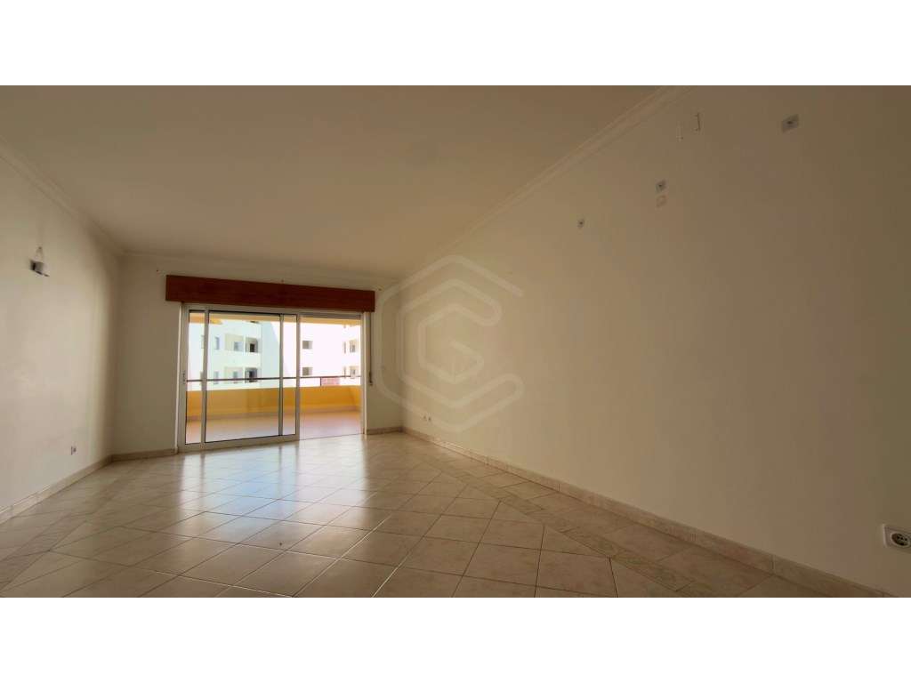 Apartamento T1 - Elegância, Luz Natural e Localização Premium no Co... - Grande imagem: 4/26