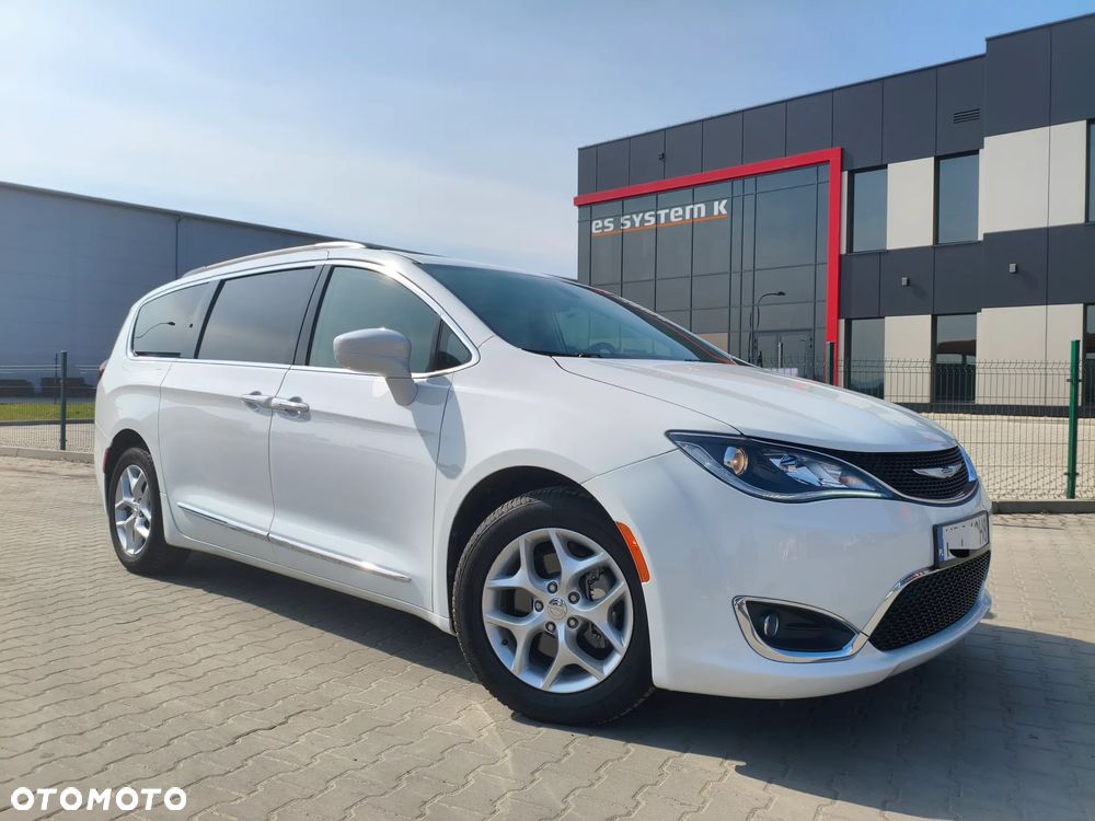 Chrysler Pacifica - 2