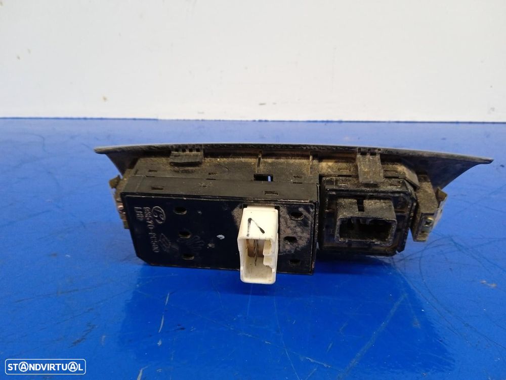 COMANDO ELEVADOR DE VIDRO FRONTAL ESQUERDO HYUNDAI COUPE 2005 -935702C500 - 1