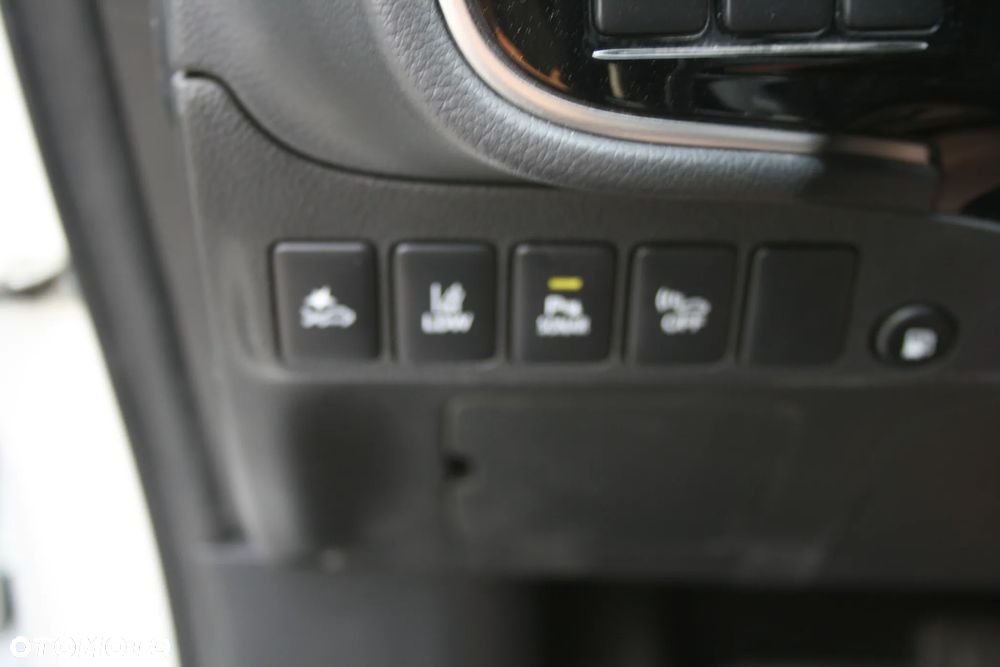 Mitsubishi Outlander - 25