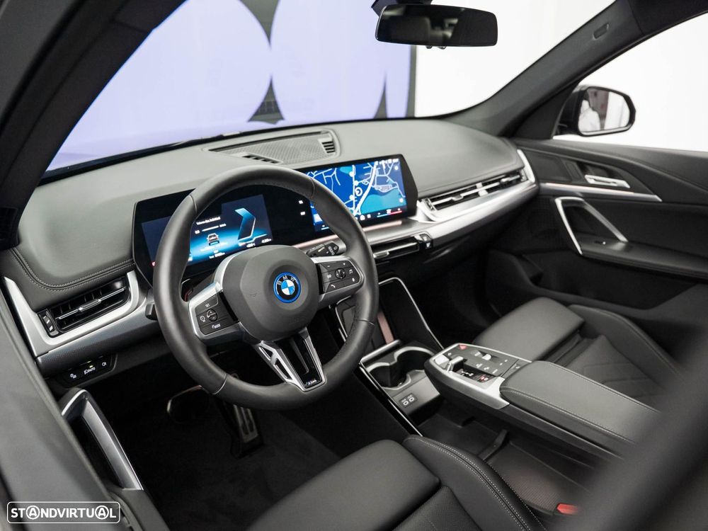BMW iX1 eDrive20 Pack Desportivo M - 15