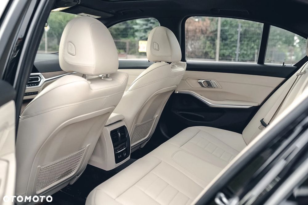 BMW Seria 3 330i xDrive Sport Line - 35
