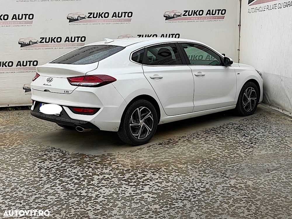 Hyundai i30 1.5 T-GDI 160CP MHEV 5DR M/T Highway - 6