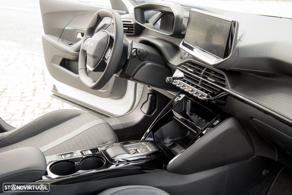 Peugeot 2008 1.2 PureTech Allure Pack EAT8 - 24