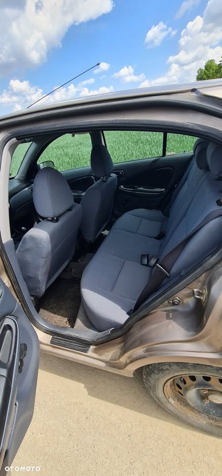 Nissan Almera 1.5 Base - 12