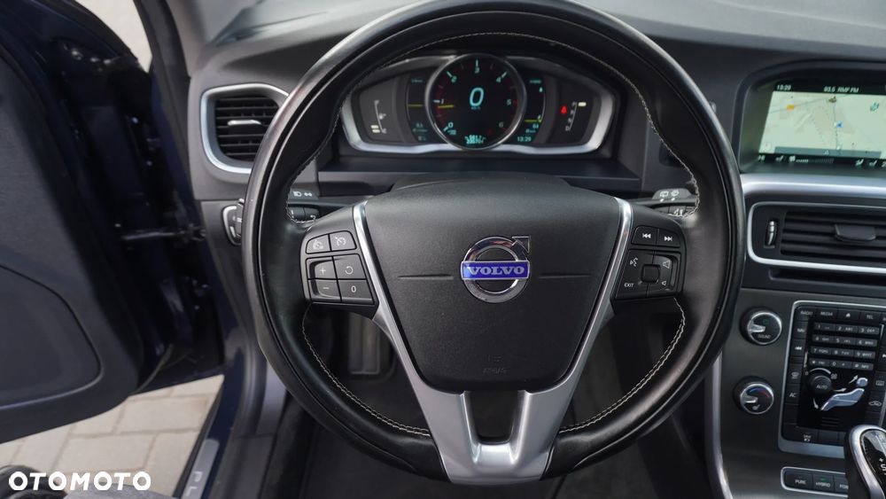 Volvo V60 D6 AWD Plug-in Hybrid Momentum - 34