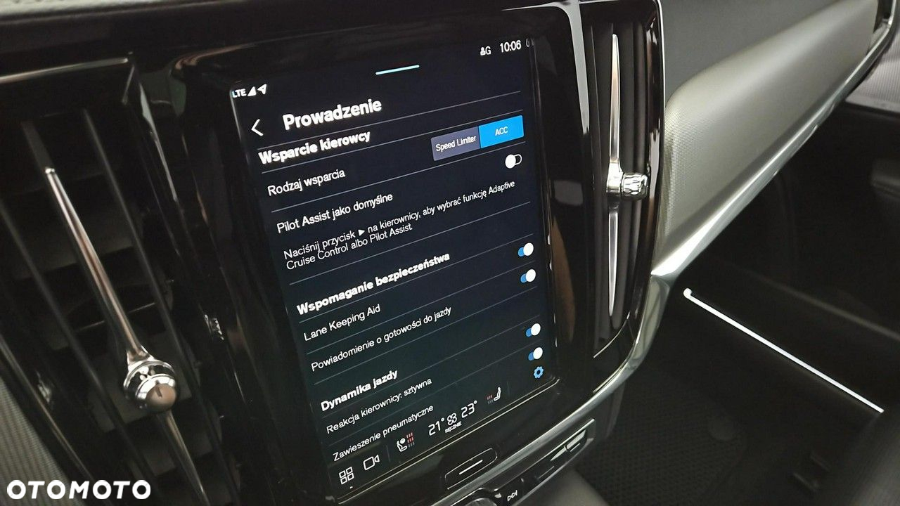 Volvo V90 T8 AWD Plug-In Hybrid R-Design - 22