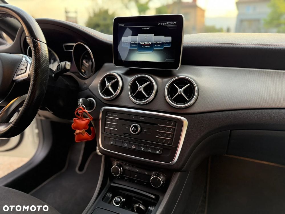 Mercedes-Benz CLA 200 7G-DCT Orange Art Edition - 21