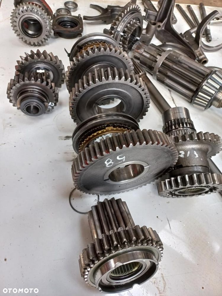 Części Deutz Agroprima,Agroxstra,Agrostar DX 3.65 4.31 4.51 4.30 4.50 4.61 4.68 4.71 4.78 Silnik BF4L 912 Skrzynia Biegów 4374043R,Most,Kabina,Podnośnik Wałek Koło Zębate Zwolnica,Atak,Pompa,Rozdzielacz,Podnośnik K4362869R,Układ Planetarny,Półoś,Synchronizator,tryb,Wałek,przystawka napędu,zwrotnica - 9