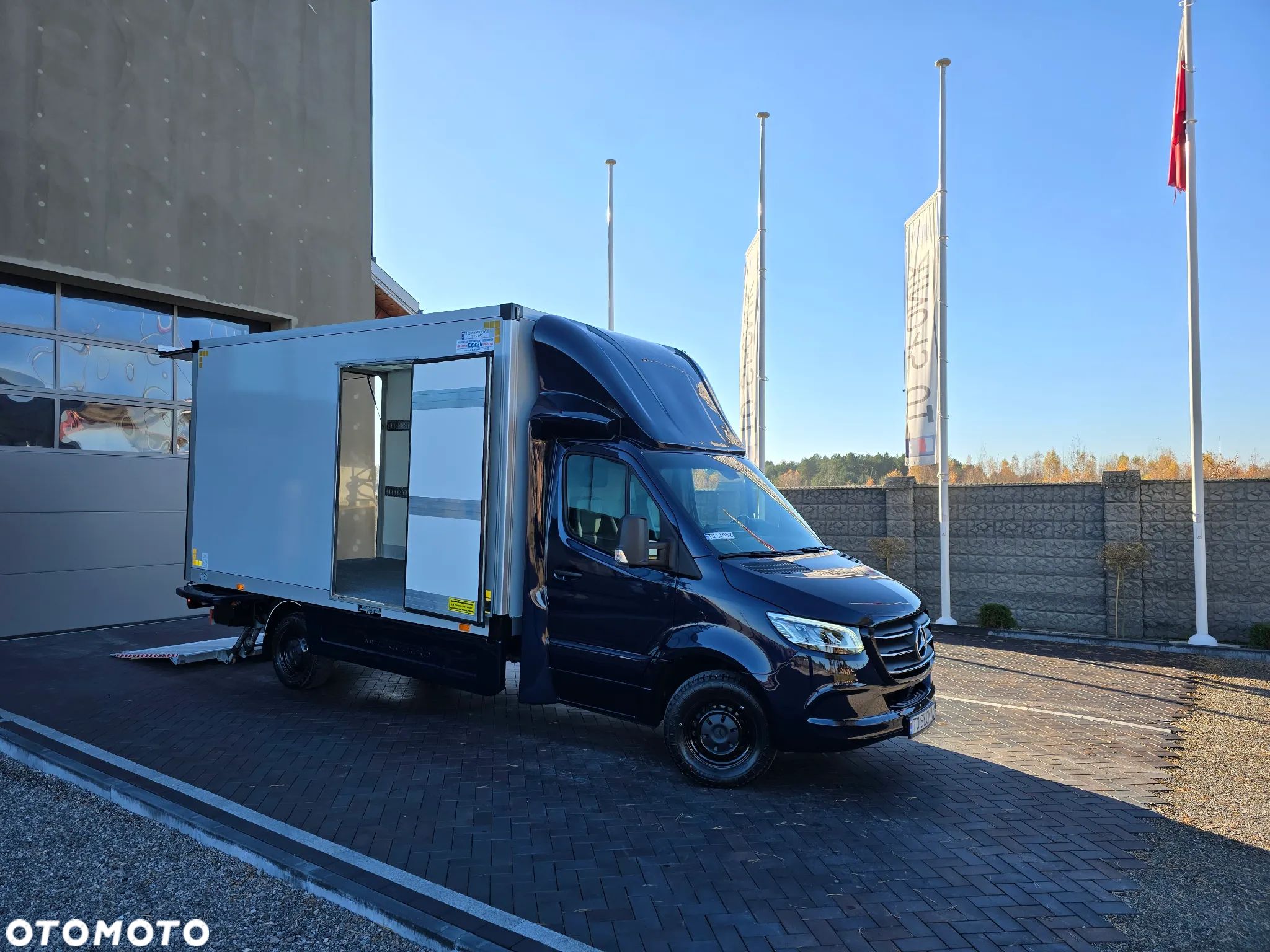 Mercedes-Benz SPRINTER 319 3.0 CDI KONTENER 4,28cmDługi 2,29cmSzero 2,24cmWysok + WINDA 750Kg 42Tyś km SERWIS DO OSTATNIEGO Km ASO MERCEDES-BENZ SALON PL STAN NOWY NOWY NOWY FABRYCZNA GWARANCJA - 1