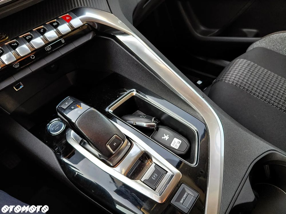 Peugeot 3008 1.2 PureTech Allure S&S EAT6 - 17