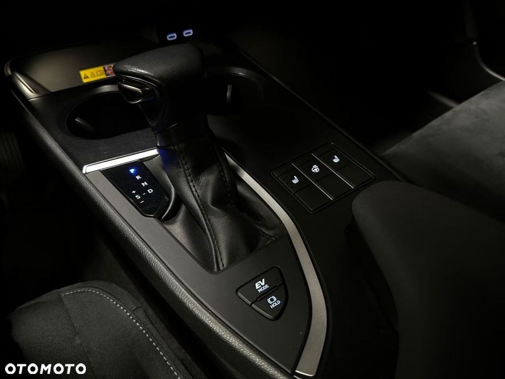 Lexus UX 250h Executive Line - 29