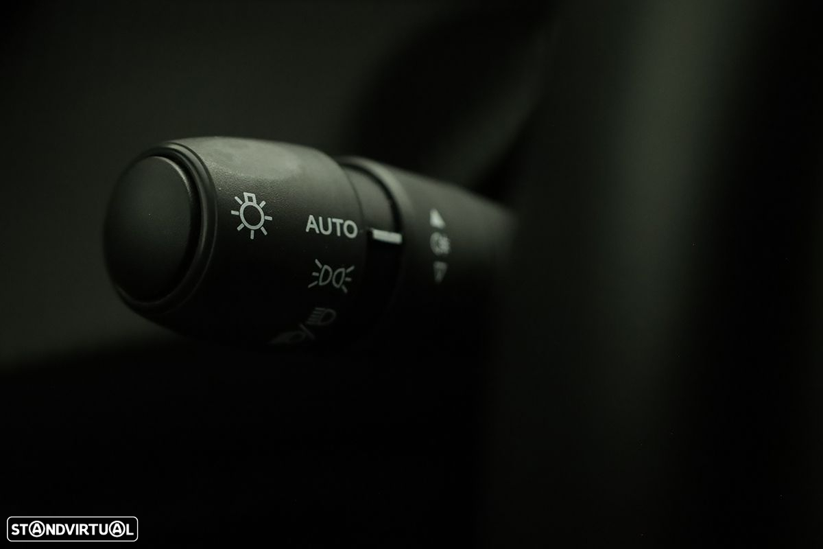 Peugeot 2008 1.2 PureTech Allure EAT8 - 17