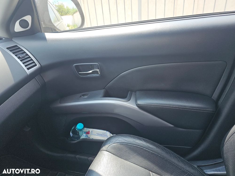 Mitsubishi Outlander - 4