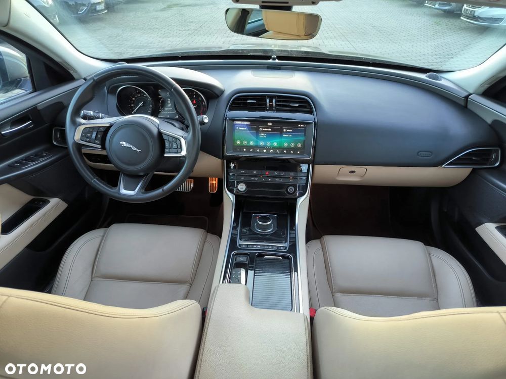 Jaguar XE 2.0 T Prestige - 8