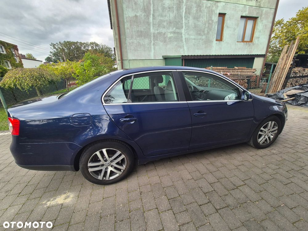 Volkswagen Jetta - 2