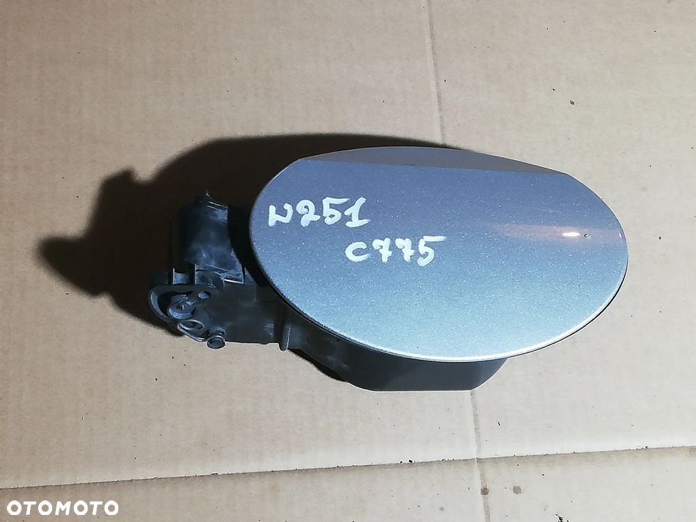 MERCEDES W251 R klapka wlewu paliwa srebrna C775 CDI A2515840417