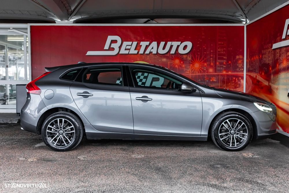 Volvo V40 2.0 D3 Momentum - 4