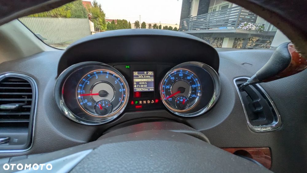 Chrysler Town & Country - 11