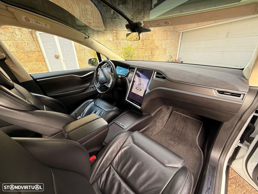 Tesla Model X - 14