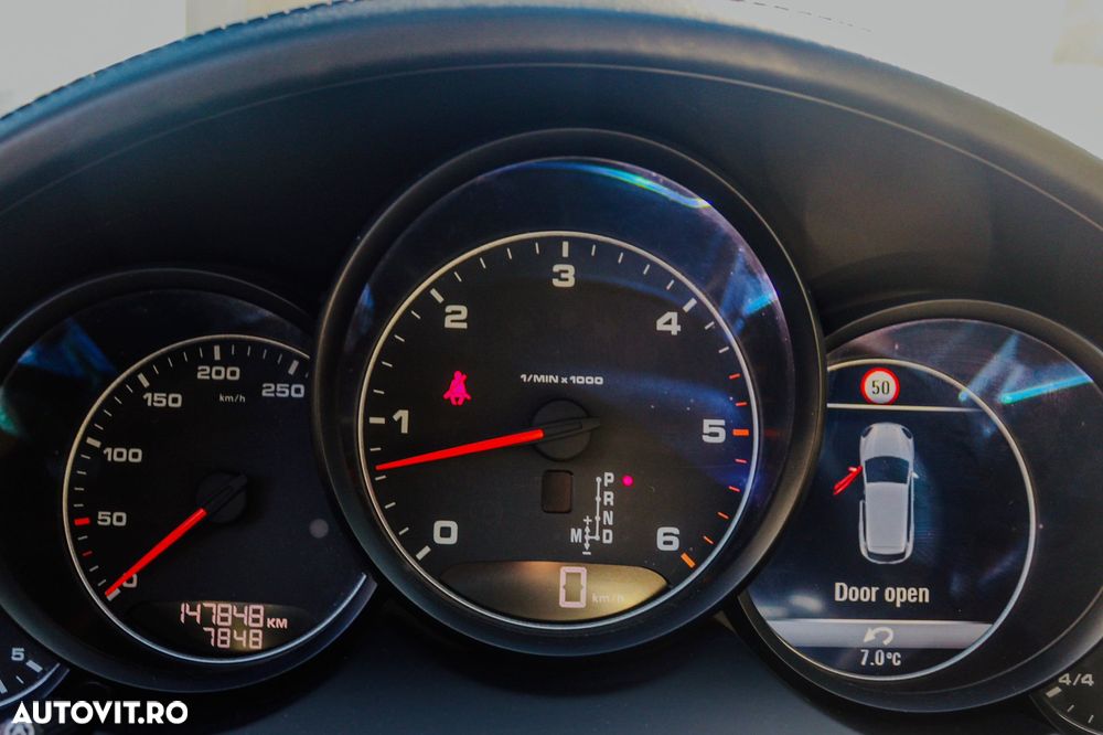 Porsche Cayenne 3.0 L - 6