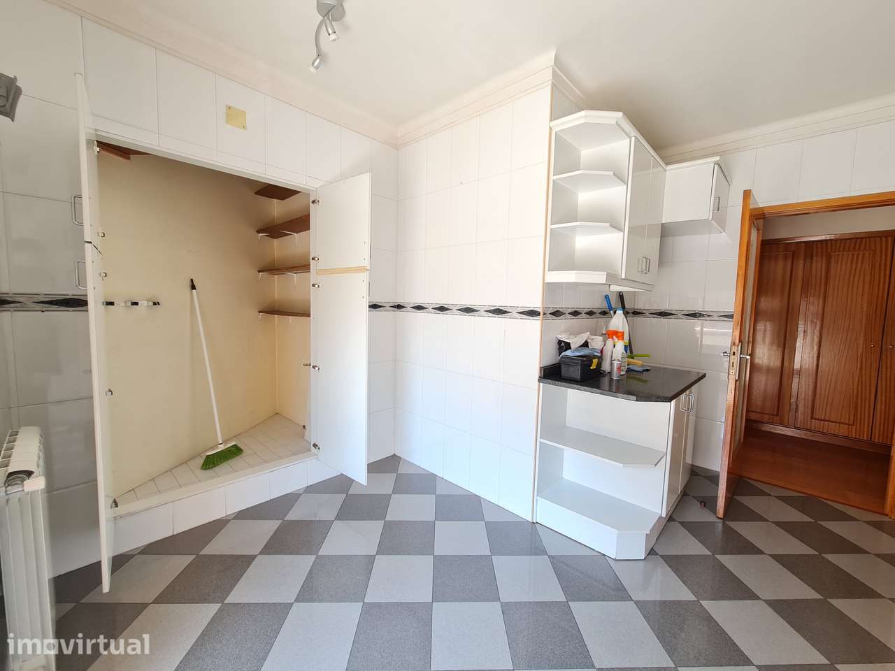 Arrenda-se apartamento T2 junto á Makro. - Grande imagem: 2/16