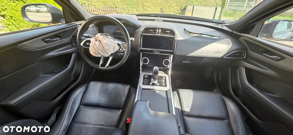 Jaguar XE 2.0 P300 AWD R-Dynamic Black - 9
