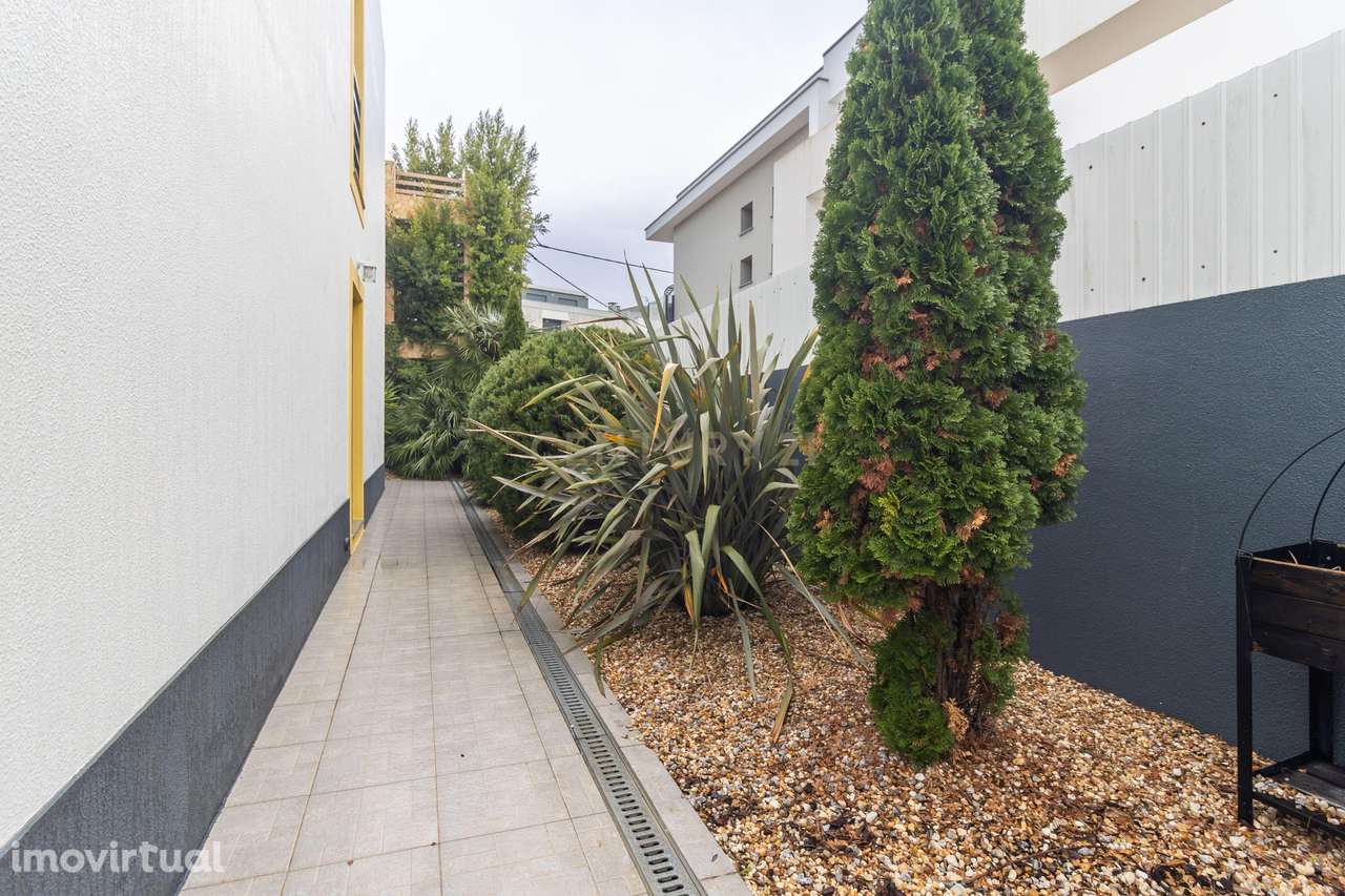 Moradia T4 isolada, estilo contemporâneo com piscina, num lote de 502m - Grande imagem: 4/60