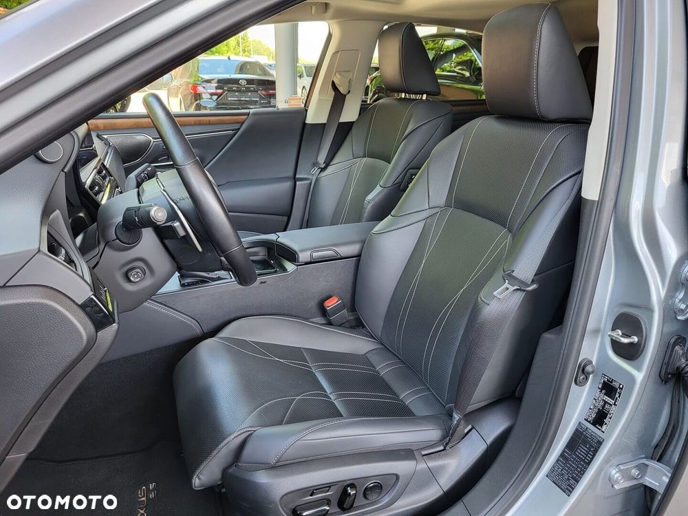 Lexus ES - 7