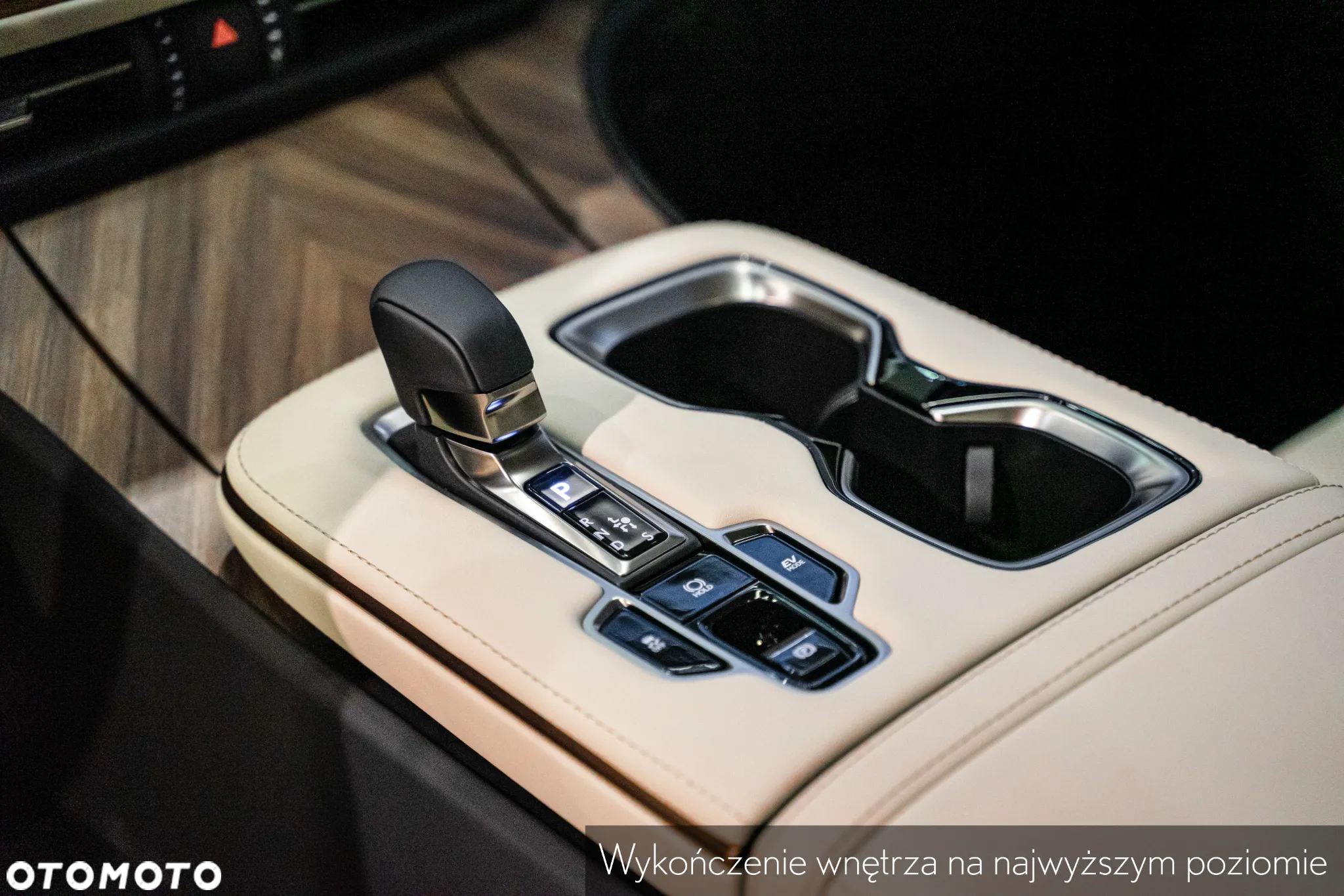 Lexus LM - 18