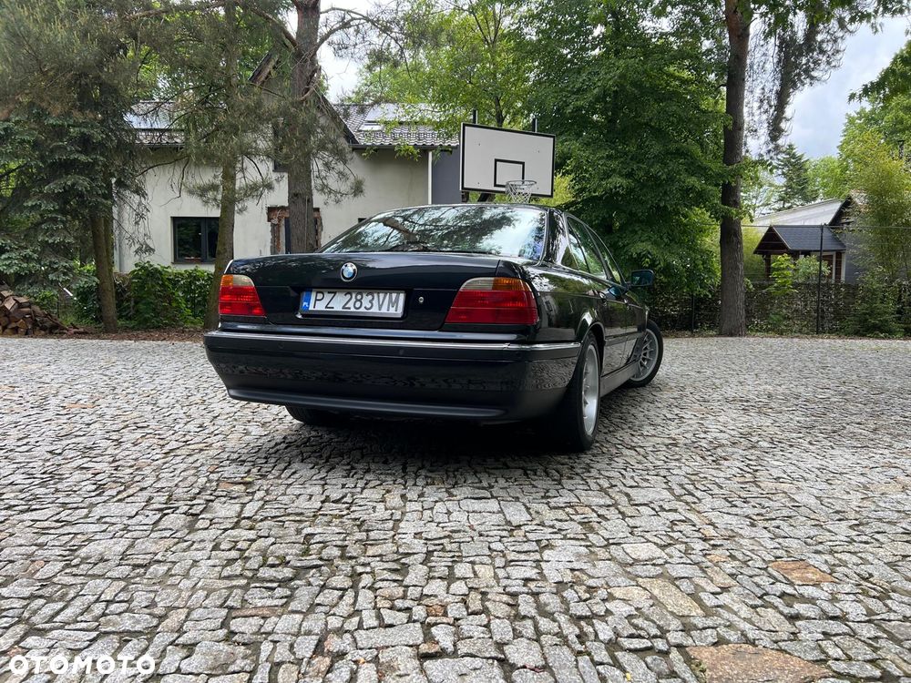 BMW Seria 7 740i V8 - 7