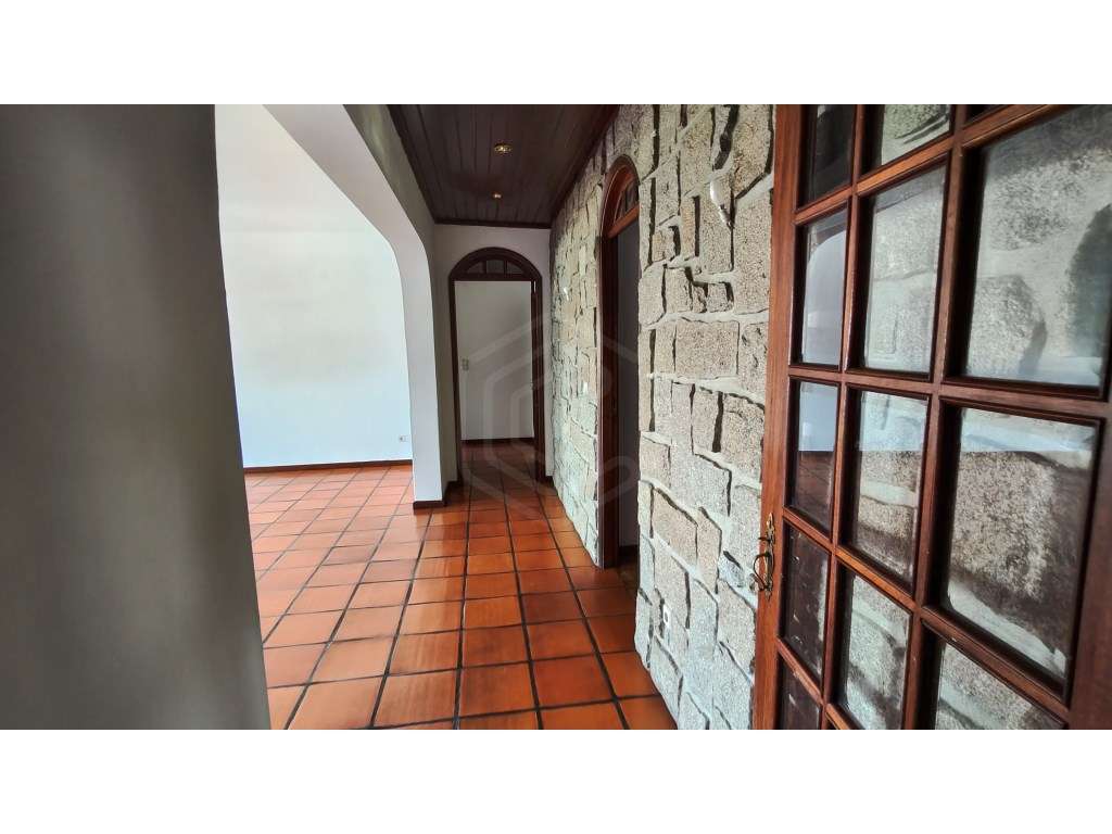 Apartamento T4 com excelente localização no Fundão - Grande imagem: 3/19