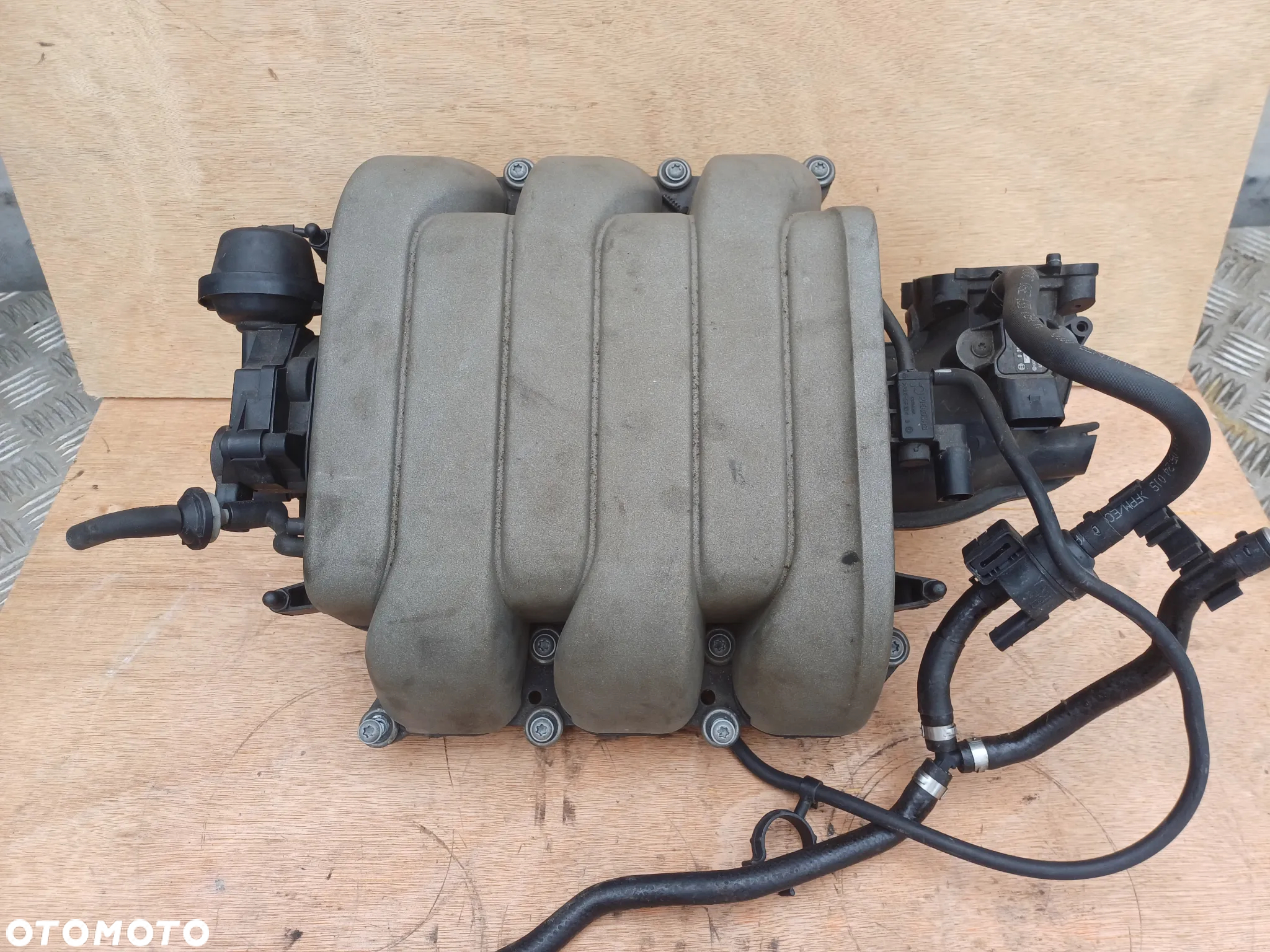 Kolektor ssacy Audi A5 3.2 FSI  06E133210L - 2