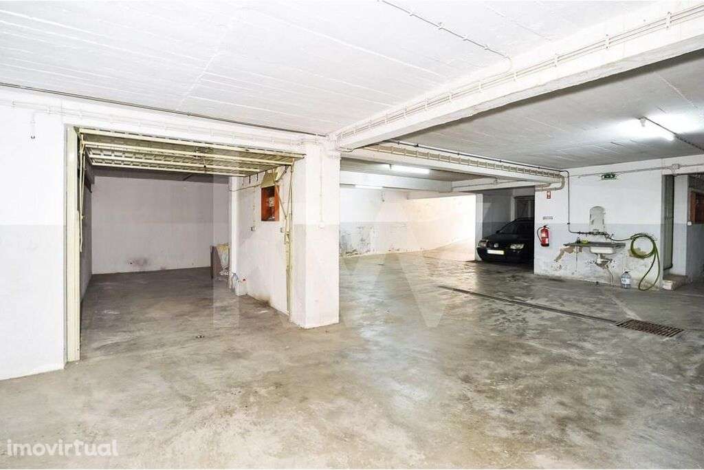 Garagem box com 23 m2 em estacionamento coletivo - Cacém - Grande imagem: 4/7