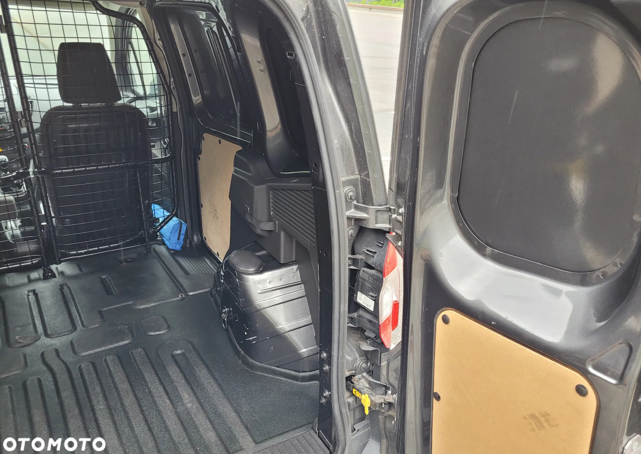 Ford Transit Courier - 19