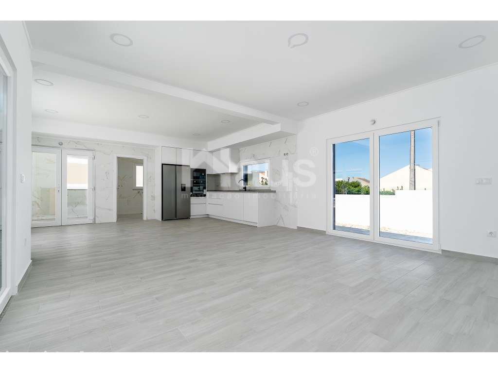 Moradia Isolada T5 inserida em lote de terreno de 600m2 - Grande imagem: 4/36