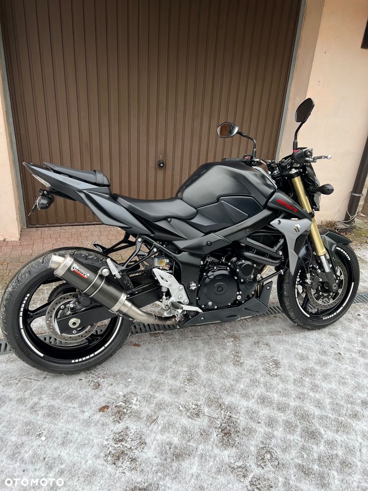 Suzuki GSR - 2