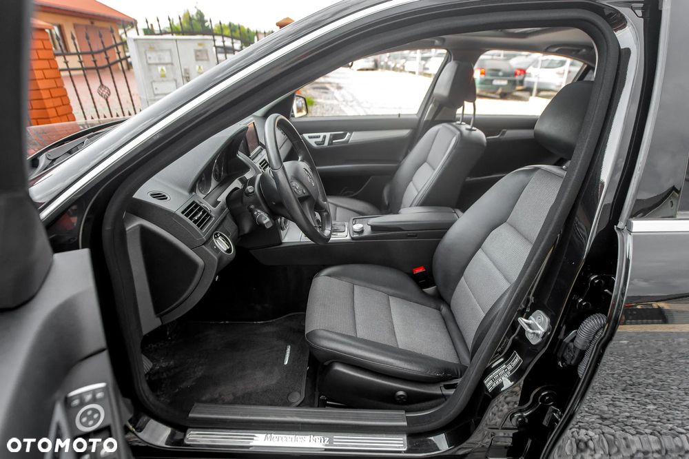 Mercedes-Benz Klasa C 250 CGI Automatik BlueEFFICIENCY Avantgarde - 16