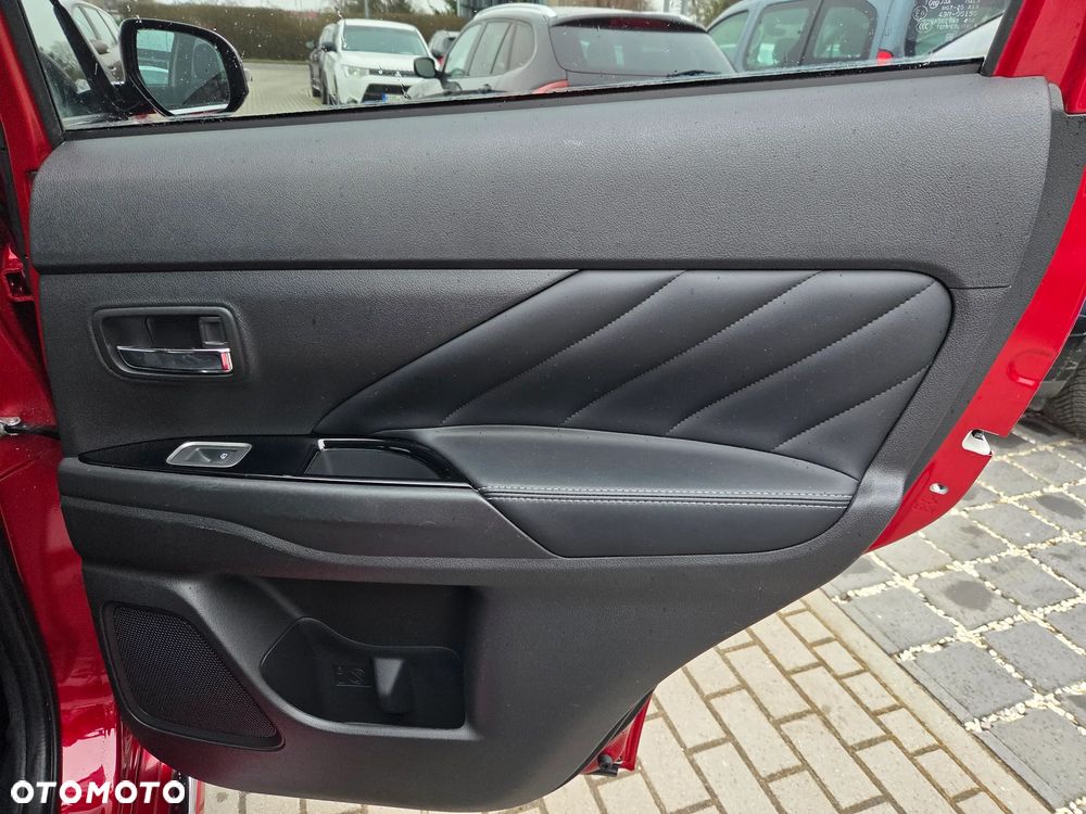 Mitsubishi Outlander - 16
